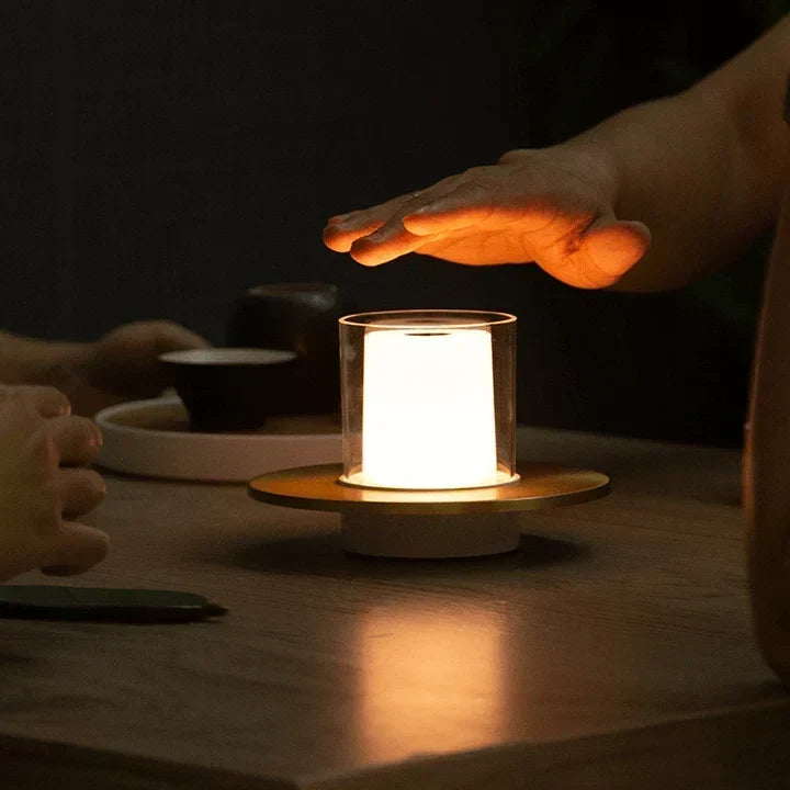 Moderne ledtafellamp met inductieve aanraakbediening en warm kaarslicht