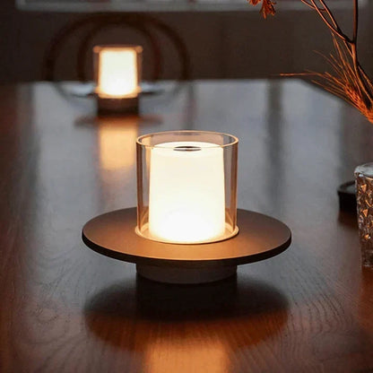 Moderne ledtafellamp met inductieve aanraakbediening en warm kaarslicht