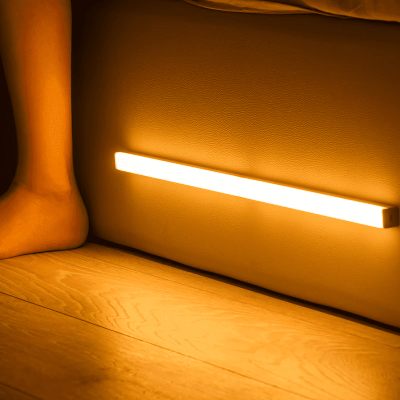 Moderne LED-Wandleuchte mit Bewegungssensor und warmweißer Beleuchtung