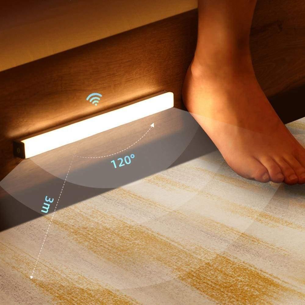 Moderne LED-Wandleuchte mit Bewegungssensor und warmweißer Beleuchtung