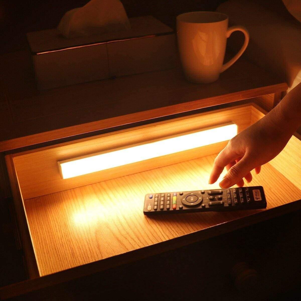 Moderne LED-Wandleuchte mit Bewegungssensor und warmweißer Beleuchtung