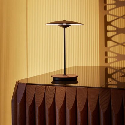 Moderne metalbordlampe med integreret LED-belysning