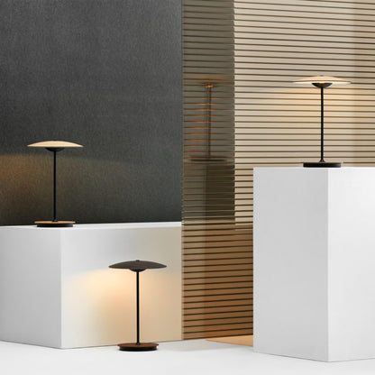 Moderne metalbordlampe med integreret LED-belysning