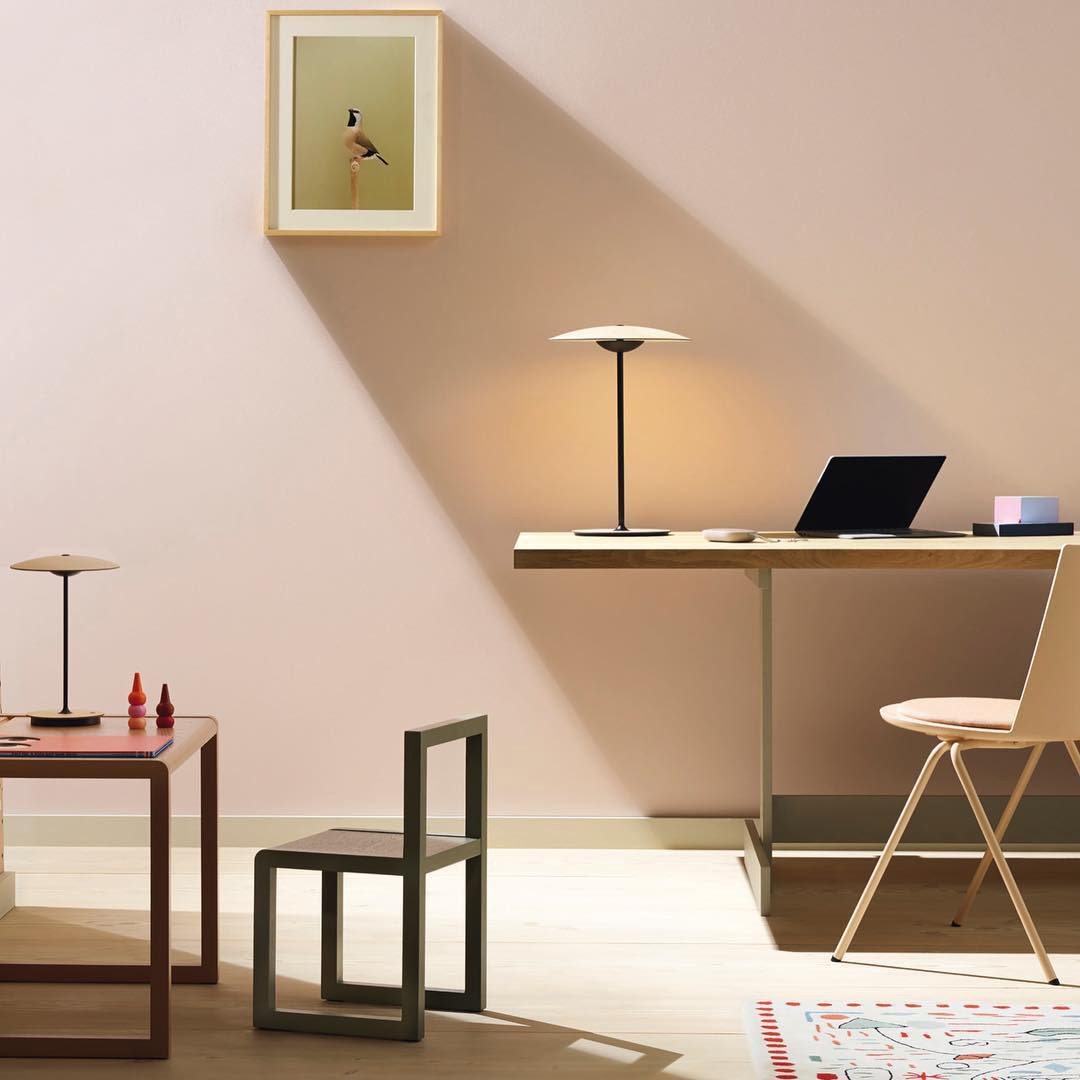 Moderne metalbordlampe med integreret LED-belysning