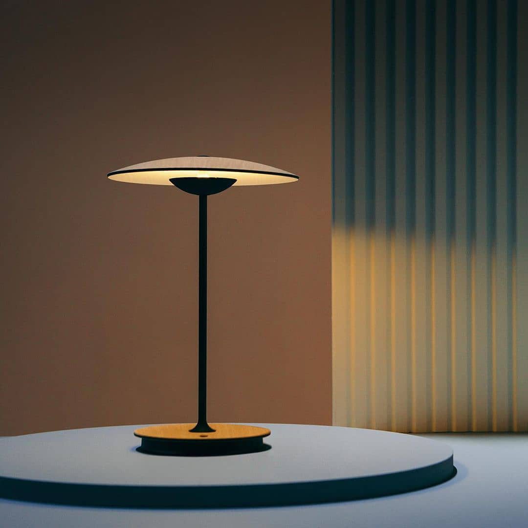 Moderne metalbordlampe med integreret LED-belysning