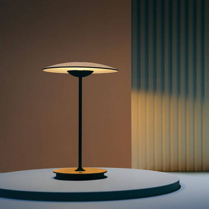 Moderne metalbordlampe med integreret LED-belysning