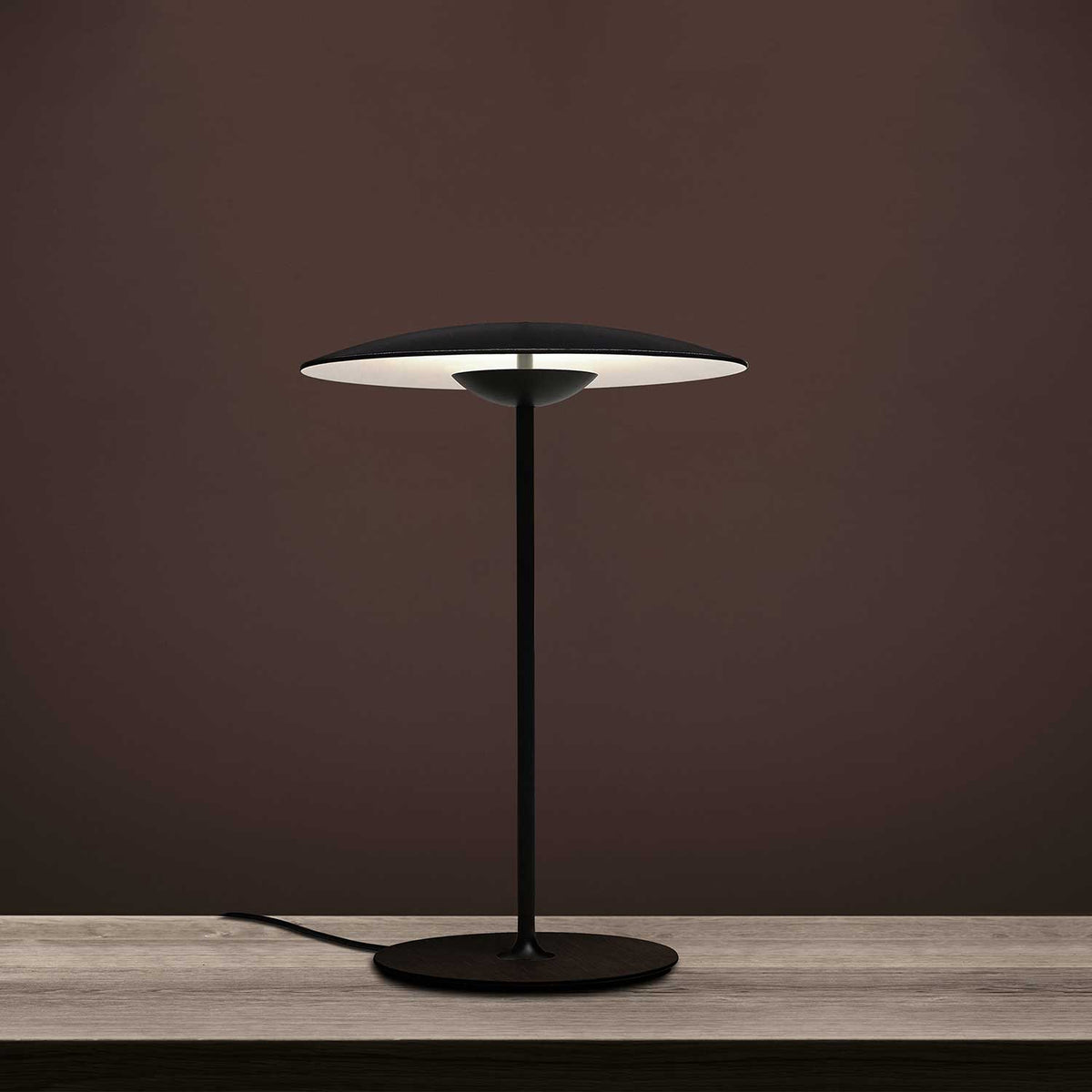 Moderne metalbordlampe med integreret LED-belysning