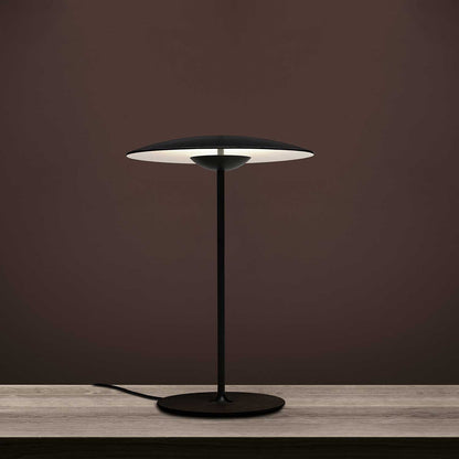Moderne metalbordlampe med integreret LED-belysning