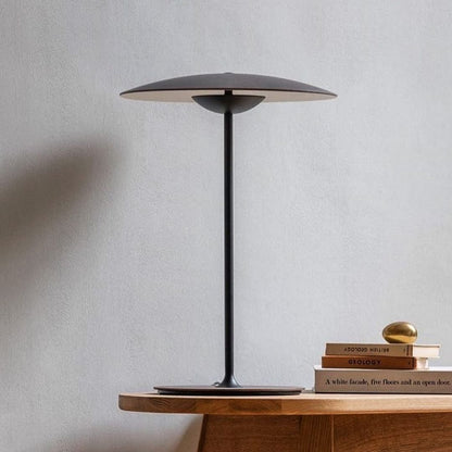 Moderne metalbordlampe med integreret LED-belysning