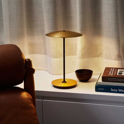 Moderne metalbordlampe med integreret LED-belysning