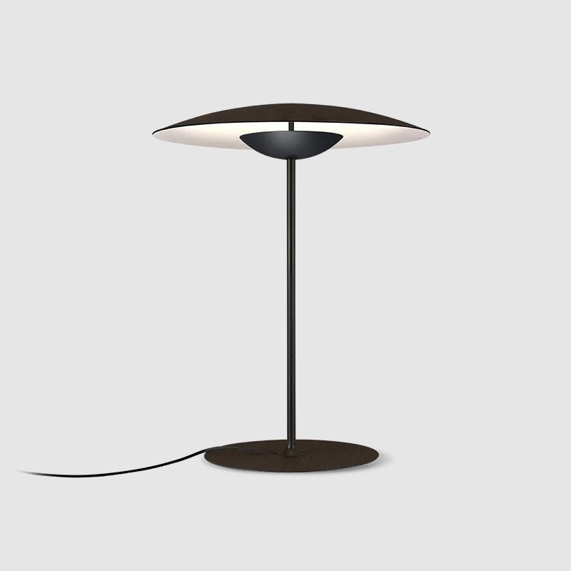 Moderne metalbordlampe med integreret LED-belysning