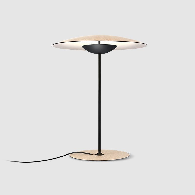 Moderne metalbordlampe med integreret LED-belysning