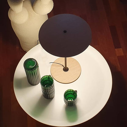 Moderne metalbordlampe med integreret LED-belysning