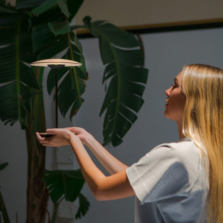 Moderne metalbordlampe med integreret LED-belysning