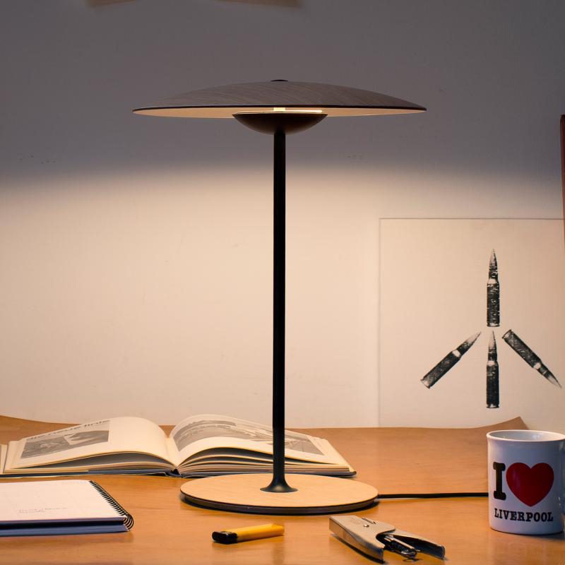 Moderne metalbordlampe med integreret LED-belysning
