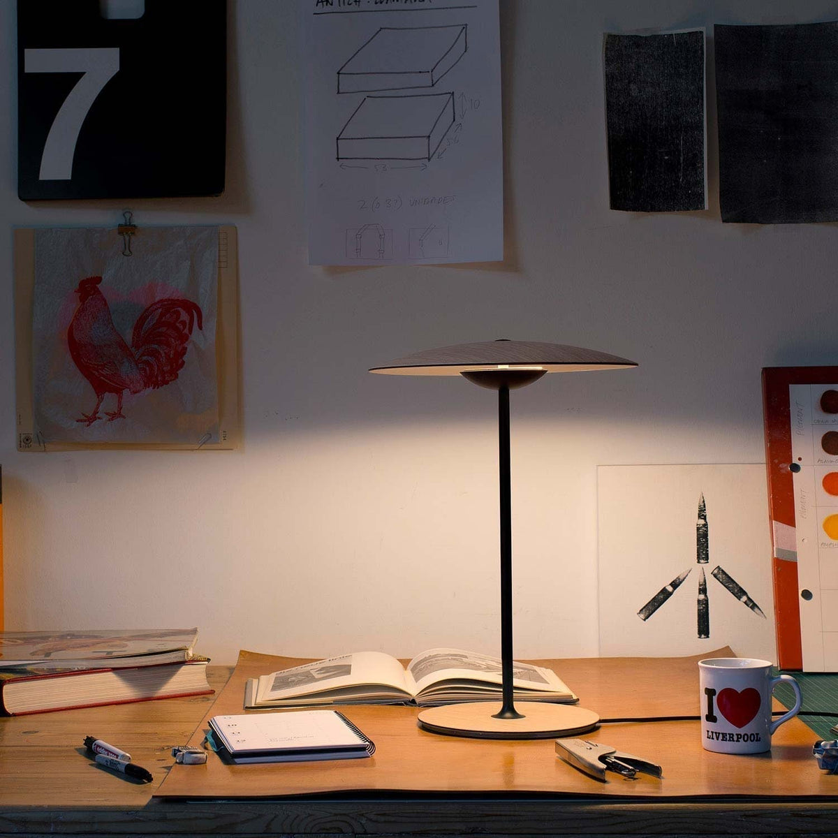 Moderne metalbordlampe med integreret LED-belysning