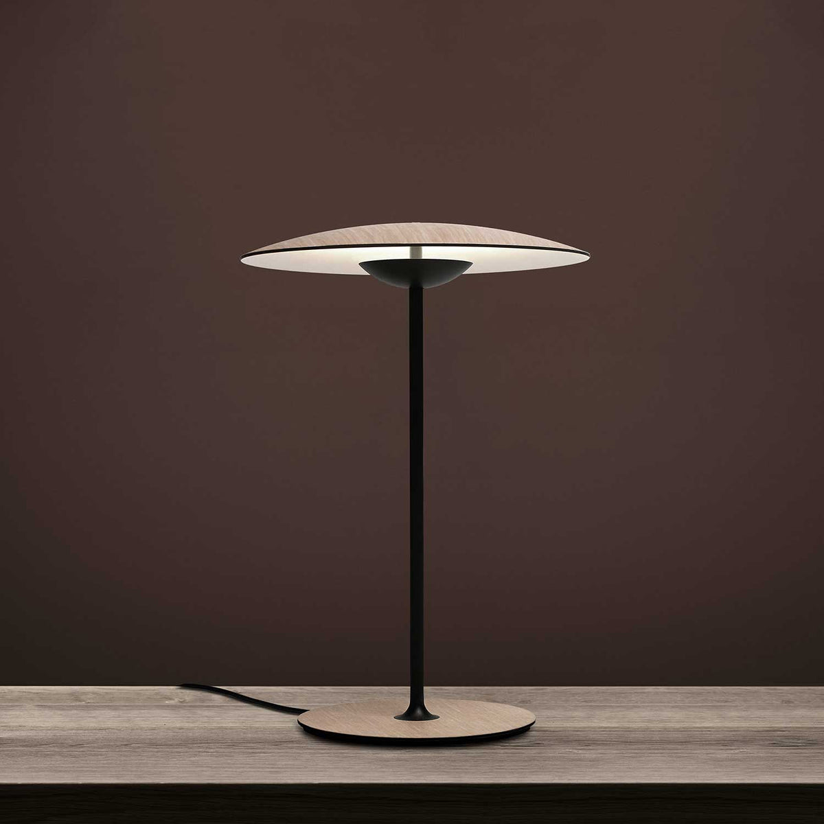 Moderne metalbordlampe med integreret LED-belysning