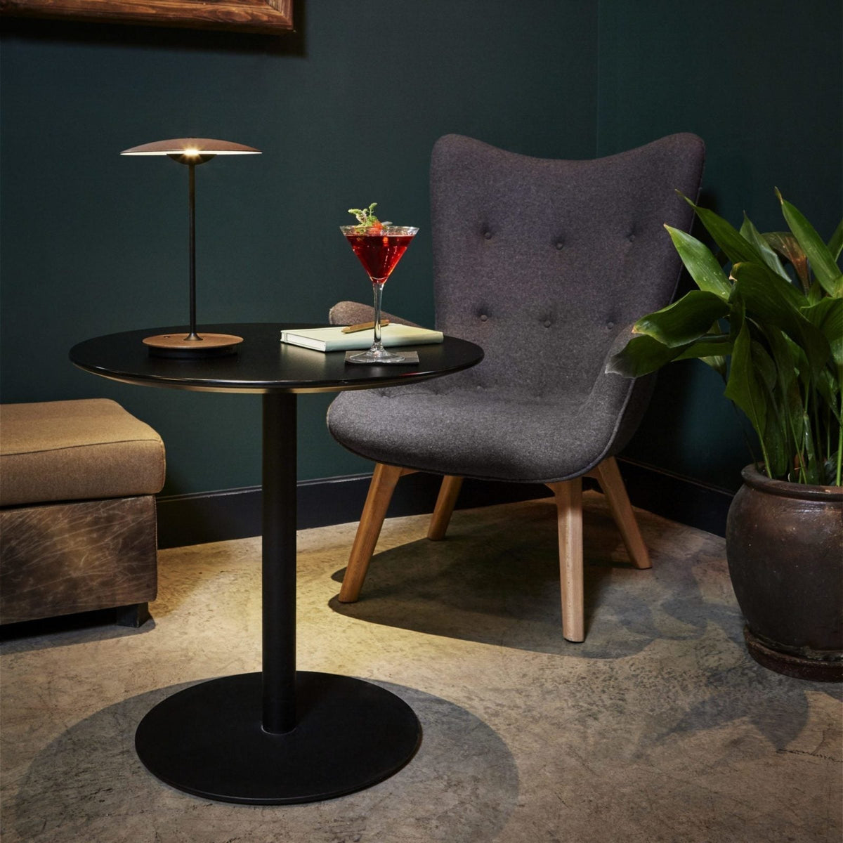 Moderne metalbordlampe med integreret LED-belysning