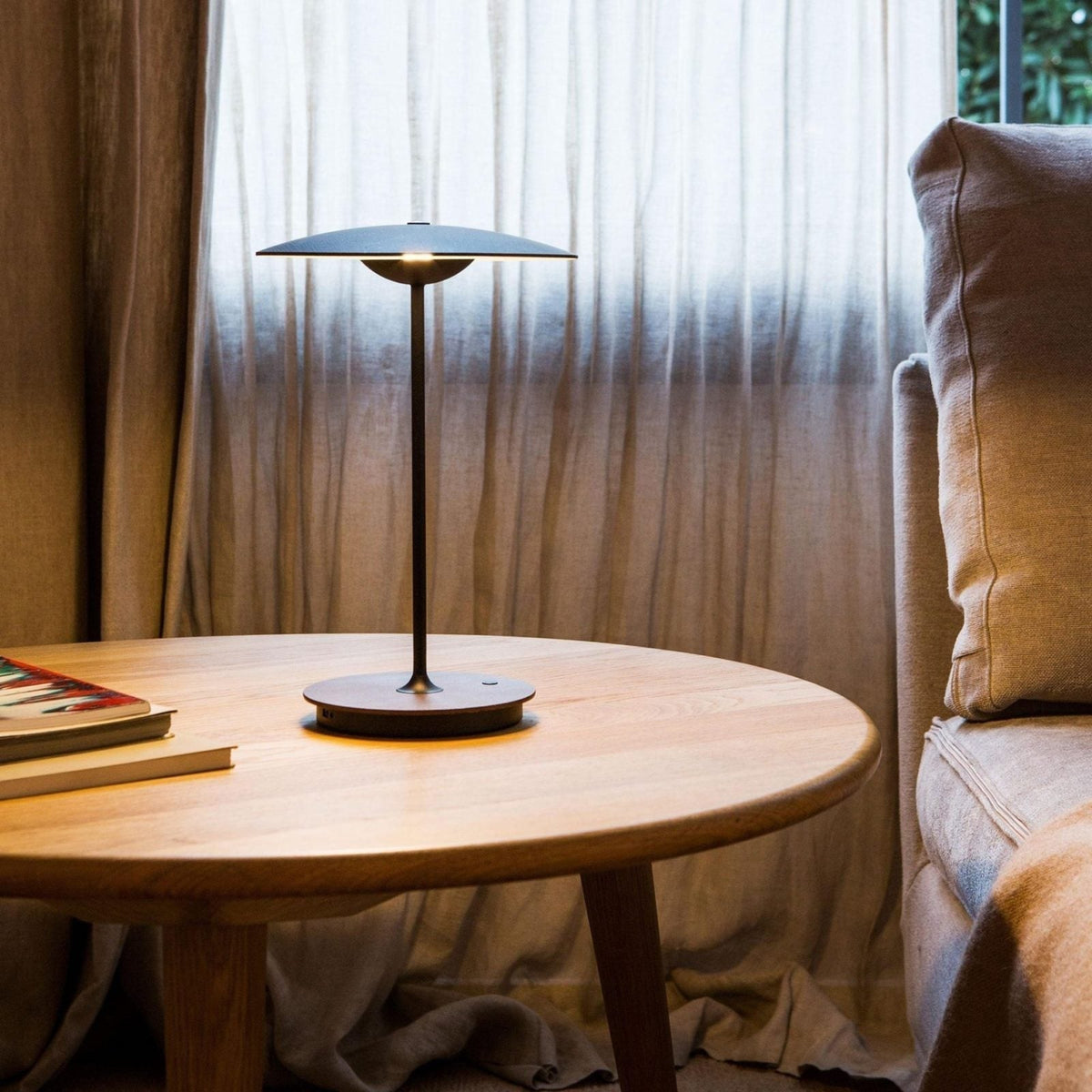 Moderne metalbordlampe med integreret LED-belysning