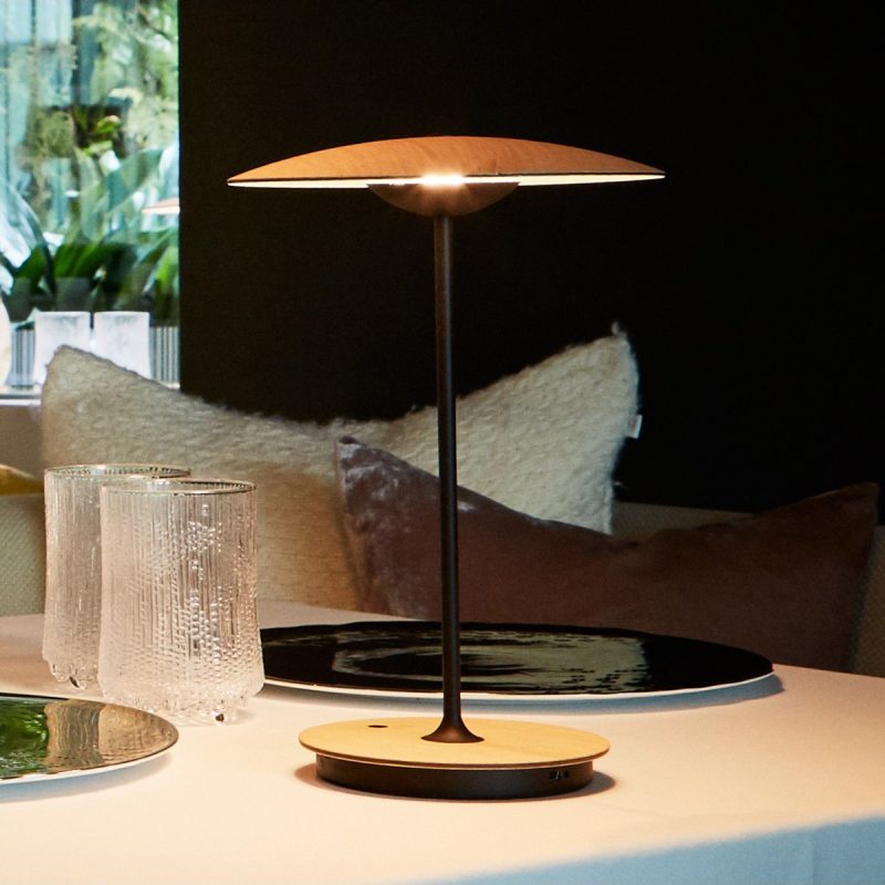 Moderne metalbordlampe med integreret LED-belysning