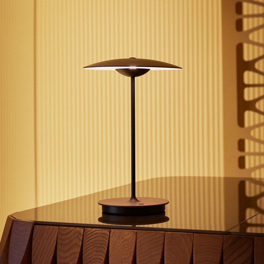 Moderne metalbordlampe med integreret LED-belysning