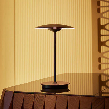 Moderne metalbordlampe med integreret LED-belysning