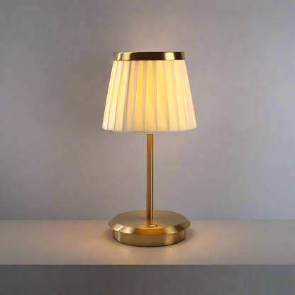 Moderne genopladelig bordlampe med stofskærm
