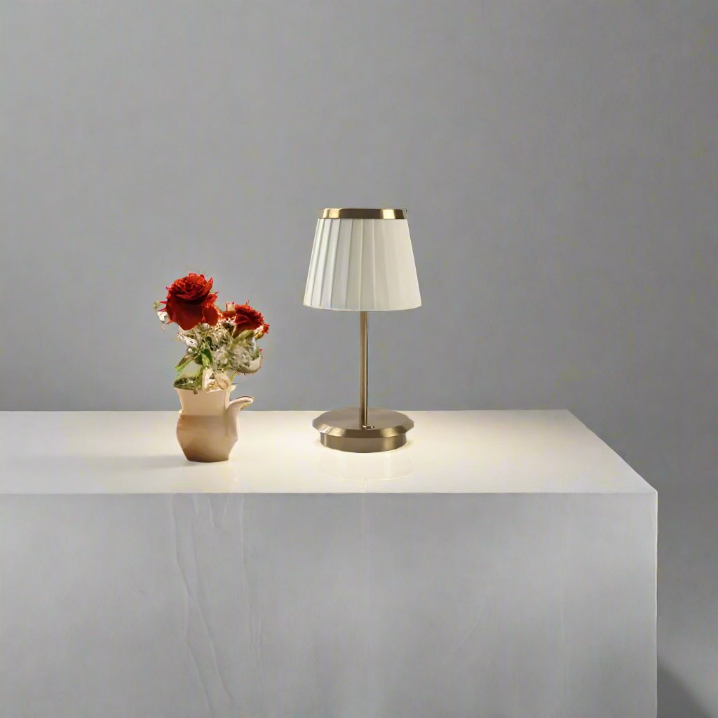 Moderne genopladelig bordlampe med stofskærm