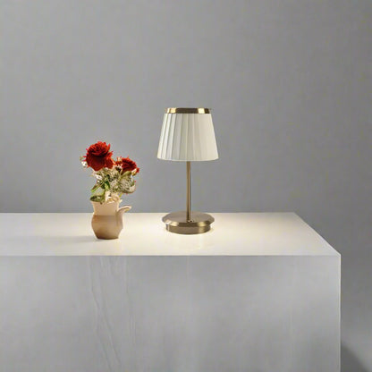 Moderne genopladelig bordlampe med stofskærm