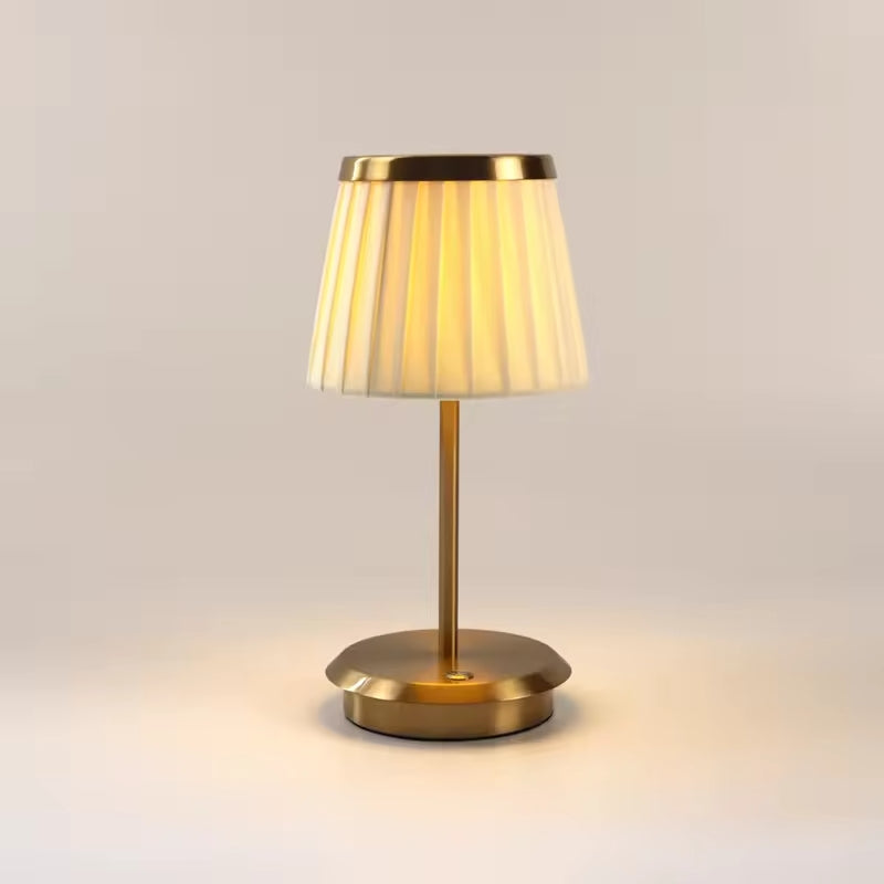 Moderne genopladelig bordlampe med stofskærm