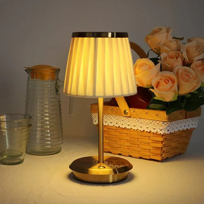 Moderne genopladelig bordlampe med stofskærm