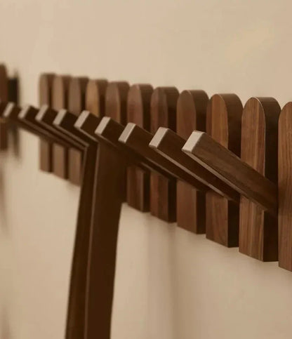 Moderne wandkapstok van walnotenhout met inklapbare haken