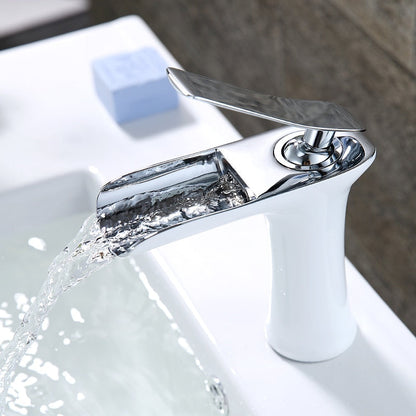 Moderne waterval badkamerkraan met massief messing constructie en soepele enkele hendel bediening