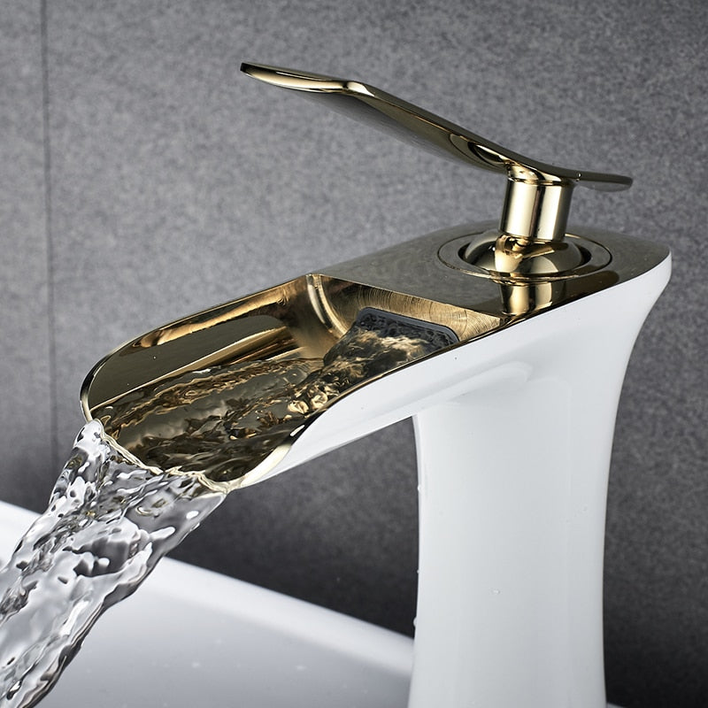 Moderne waterval badkamerkraan met massief messing constructie en soepele enkele hendel bediening