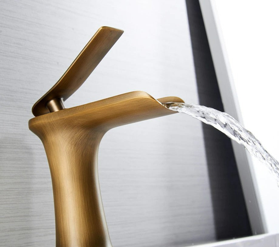 Moderne waterval badkamerkraan met massief messing constructie en soepele enkele hendel bediening