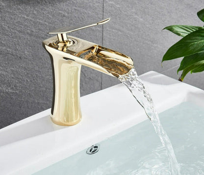 Moderne waterval badkamerkraan met massief messing constructie en soepele enkele hendel bediening