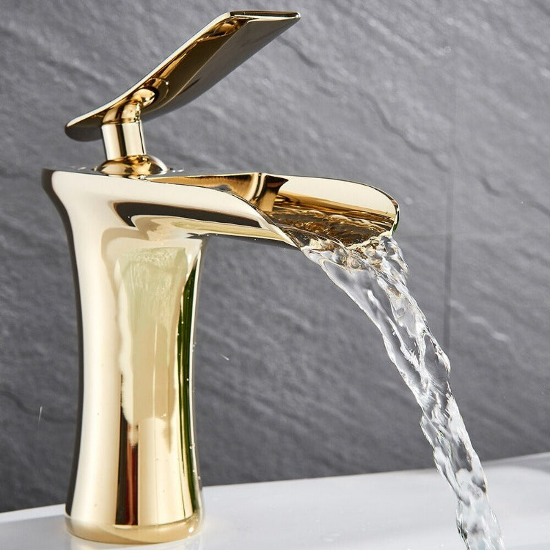Moderne waterval badkamerkraan met massief messing constructie en soepele enkele hendel bediening