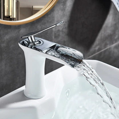 Moderne waterval badkamerkraan met massief messing constructie en soepele enkele hendel bediening