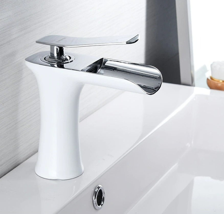 Moderne waterval badkamerkraan met massief messing constructie en soepele enkele hendel bediening