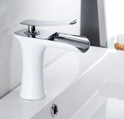 Moderne waterval badkamerkraan met massief messing constructie en soepele enkele hendel bediening