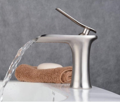 Moderne waterval badkamerkraan met massief messing constructie en soepele enkele hendel bediening