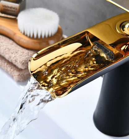Moderne waterval badkamerkraan met massief messing constructie en soepele enkele hendel bediening