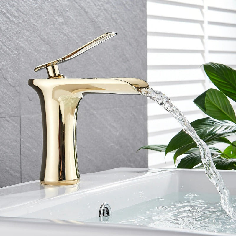 Moderne waterval badkamerkraan met massief messing constructie en soepele enkele hendel bediening