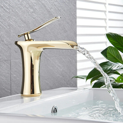 Moderne waterval badkamerkraan met massief messing constructie en soepele enkele hendel bediening