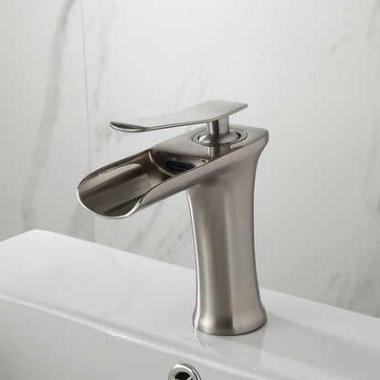 Moderne waterval badkamerkraan met massief messing constructie en soepele enkele hendel bediening