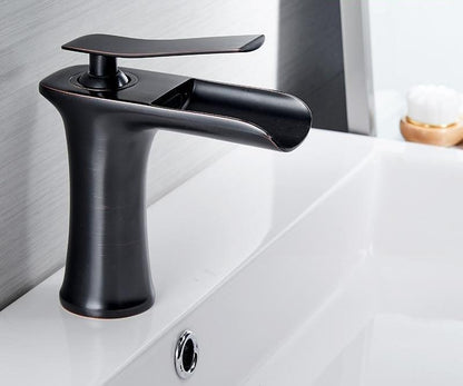 Moderne waterval badkamerkraan met massief messing constructie en soepele enkele hendel bediening