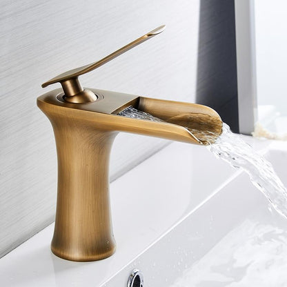 Moderne waterval badkamerkraan met massief messing constructie en soepele enkele hendel bediening