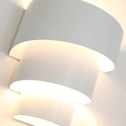 Moderne weiße LED-Wandleuchte mit diffusem Licht und minimalistischem Design