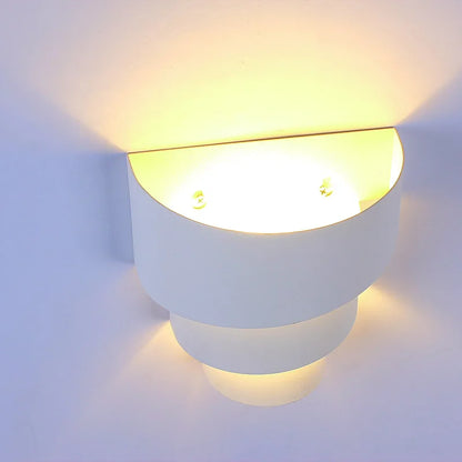 Moderne weiße LED-Wandleuchte mit diffusem Licht und minimalistischem Design