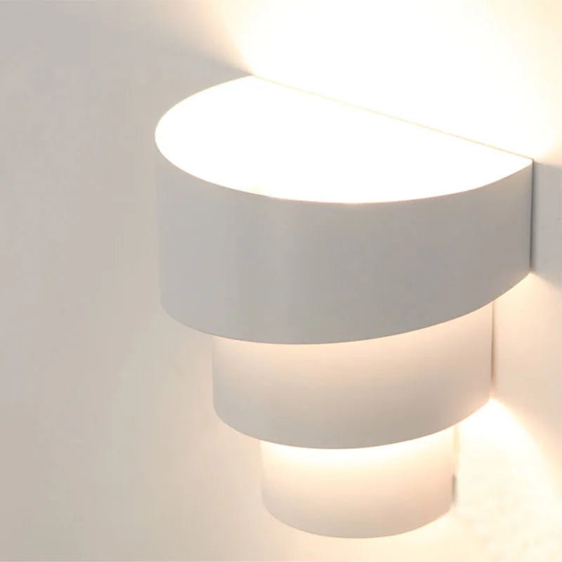 Moderne weiße LED-Wandleuchte mit diffusem Licht und minimalistischem Design